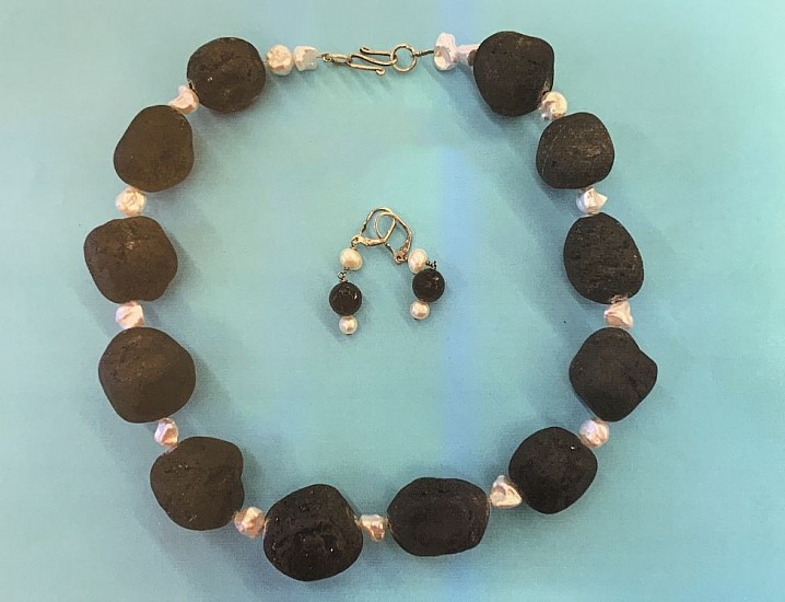 Caroline Bartlett, BLACK NUGGET TOURMALINE AND FRESHWATER PEARL NECKLACE
Black Nugget Tourmaline and Freshwater Pearl with 14k Gold Clasps
BART008
$370
Gallery staff will contact you 72 hours after purchase regarding any additional shipping costs.