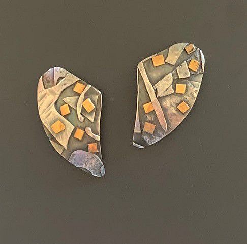 Elyse Bogart, #394 EARRINGS
Fused Sterling Silver, 22k Gold, Patina
EBOG#394
$395
Free Domestic Shipping