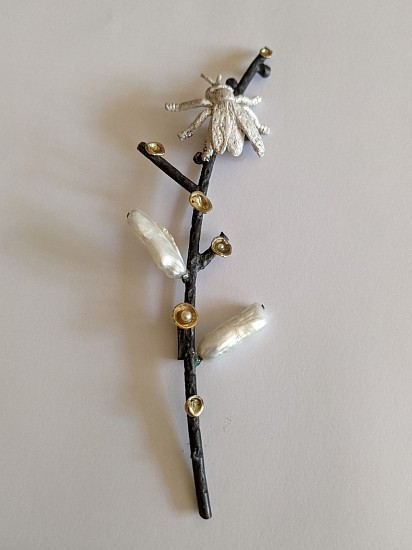 Sheridan Conrad, BEE WITH LONG FRESHWATER PEARLS, 2021
Sterling Silver Bee on a Sterling Silver Limb with Round Gold Disk Resembling Buds in Various Colors. 14kt, 18kt, 22kt, Two Small Round Pearls in the Disk Flowers, and Two Elongated Freshwater Pearls Measuring, 5 in. (12.7 cm)
CONR044