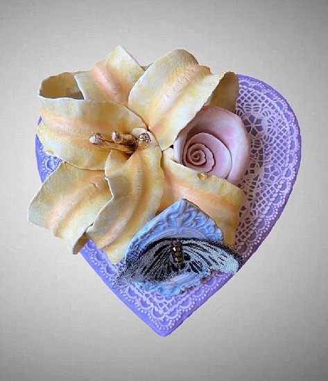 Nicole &amp; Aztrid Moan, PURPLE DOILY HEART, LILLIE, ROSE WITH BLUE FRAME
Porcelain clay, underglaze, glaze, gold gilding, block print chiffon butterflies, 6 x 6 in. (15.2 x 15.2 cm)
NAMOAN009
$350
Gallery staff will contact you 72 hours after purchase regarding any additional shipping costs.